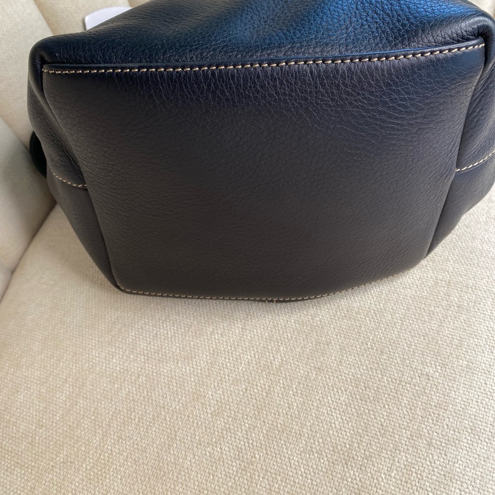 Leather co. By Liz Claiborne  Black Leather crossbody belted bucket purse NWT - Picture 7 of 10